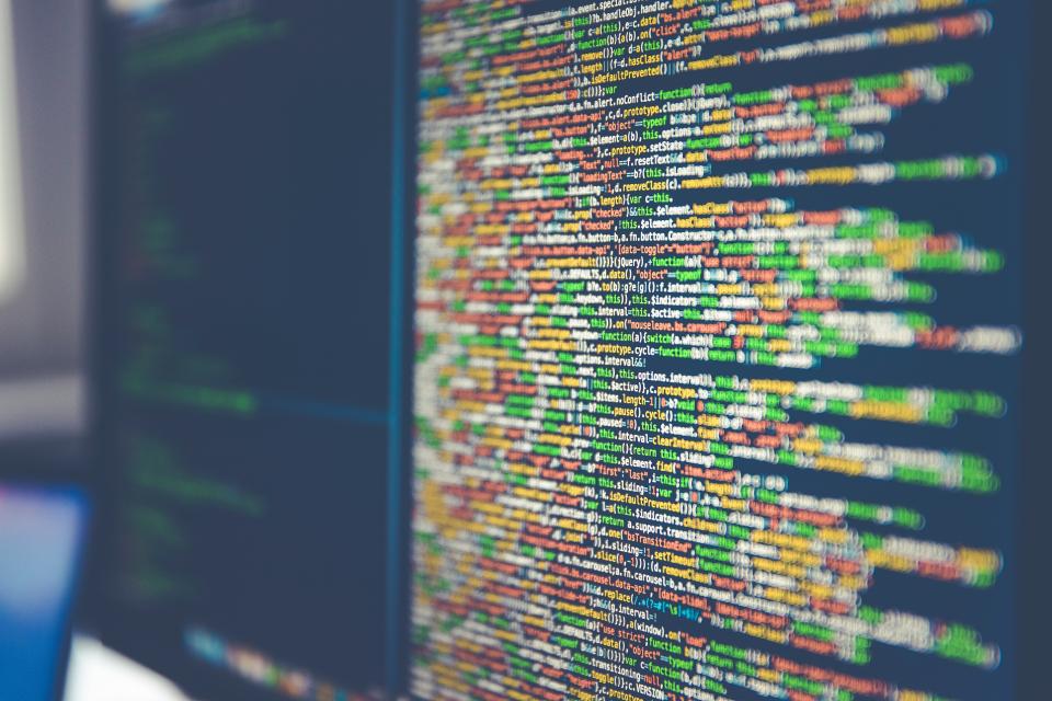 Kleurrijke programmacode op een scherm