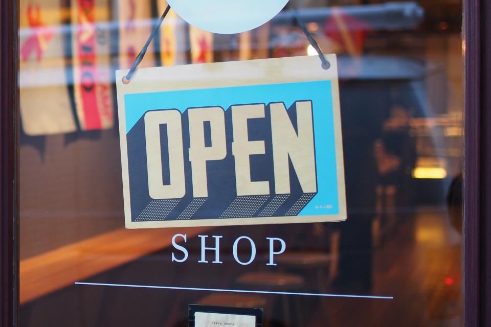 Bord met 'Open' aan de deur van een lokale winkel