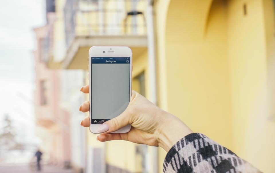 Hand met een smartphone en social media-apps