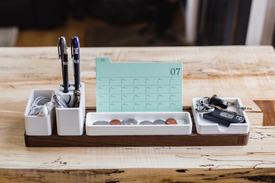 Bureaukalender met pennen op een werktafel