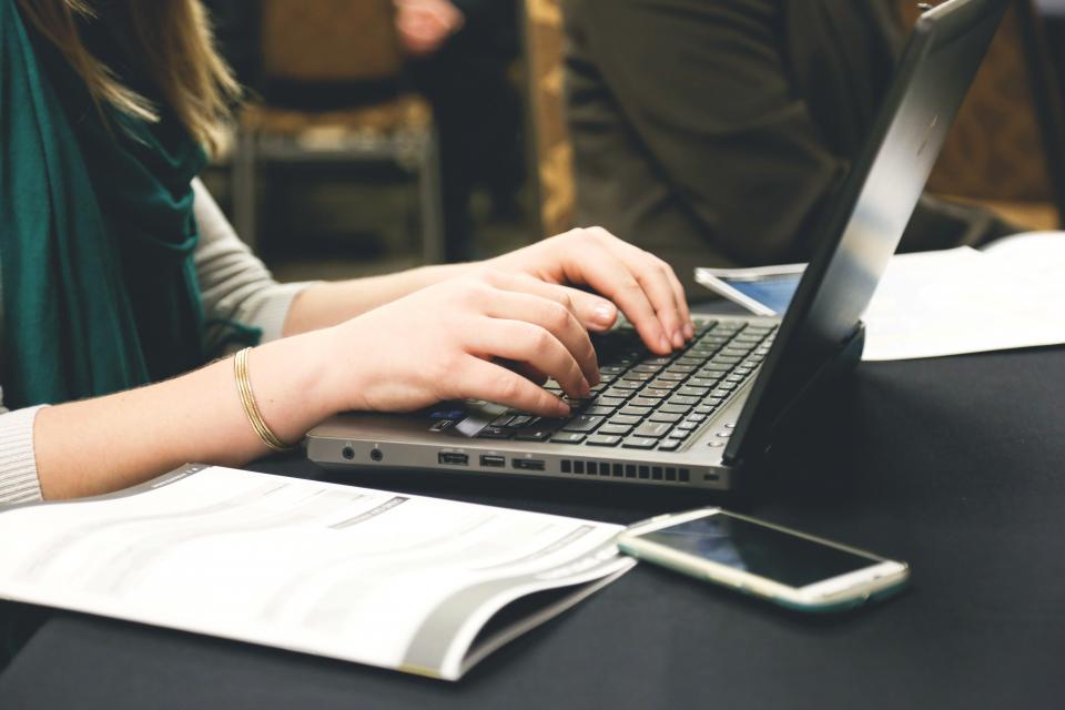 Persoon werkt aan een laptop