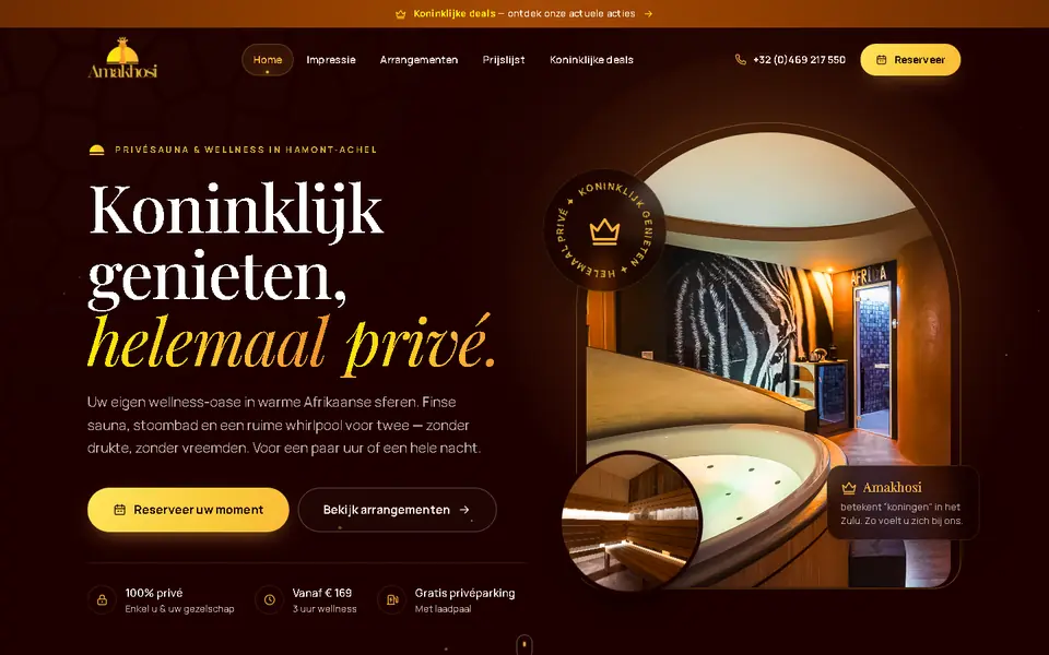 Startpagina van amakhosi.be in espresso en goud, met de kop Koninklijk genieten en een knop om te reserveren.