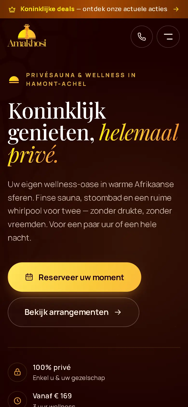 De startpagina van amakhosi.be op een gsm, in espresso en goud, met een knop om een moment te reserveren.