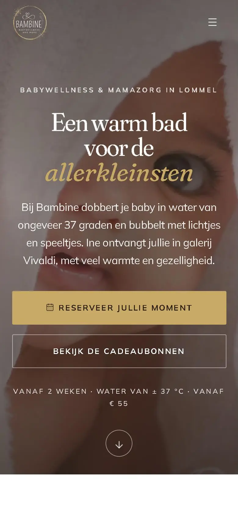 De startpagina van bambine.be op een gsm: een baby gluurt van onder een witte handdoek, met de kop Een warm bad voor de allerkleinsten en een knop om te reserveren.