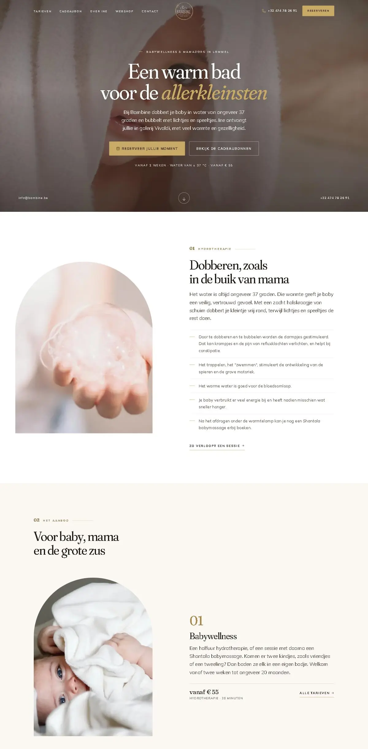 Startpagina van bambine.be: een baby gluurt van onder een witte handdoek, met de kop Een warm bad voor de allerkleinsten en de knoppen Reserveer jullie moment en Bekijk de cadeaubonnen.