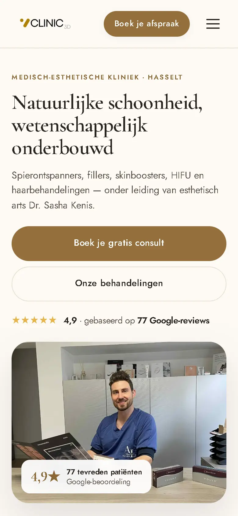 De startpagina van clinic3d.be op een gsm: de kop Natuurlijke schoonheid, wetenschappelijk onderbouwd, een knop om een afspraak te boeken, de Google-beoordeling en een foto van de arts aan zijn bureau.