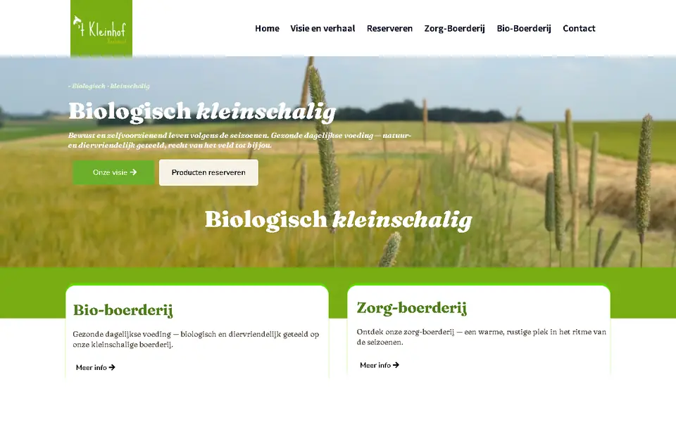 Startpagina van kleinhof.be: een graanveld met de kop Biologisch kleinschalig en twee blokken, Bio-boerderij en Zorg-boerderij.