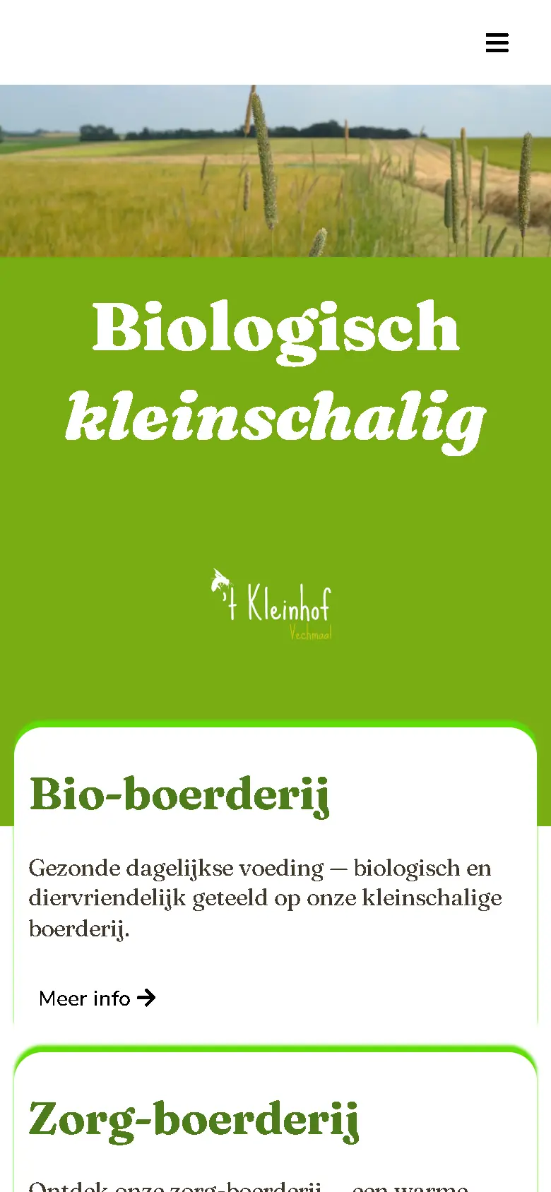 De startpagina van kleinhof.be op een gsm: een strook graanveld, een appelgroen vlak met de kop Biologisch kleinschalig en het logo van 't Kleinhof, en daaronder een blok over de bio-boerderij.
