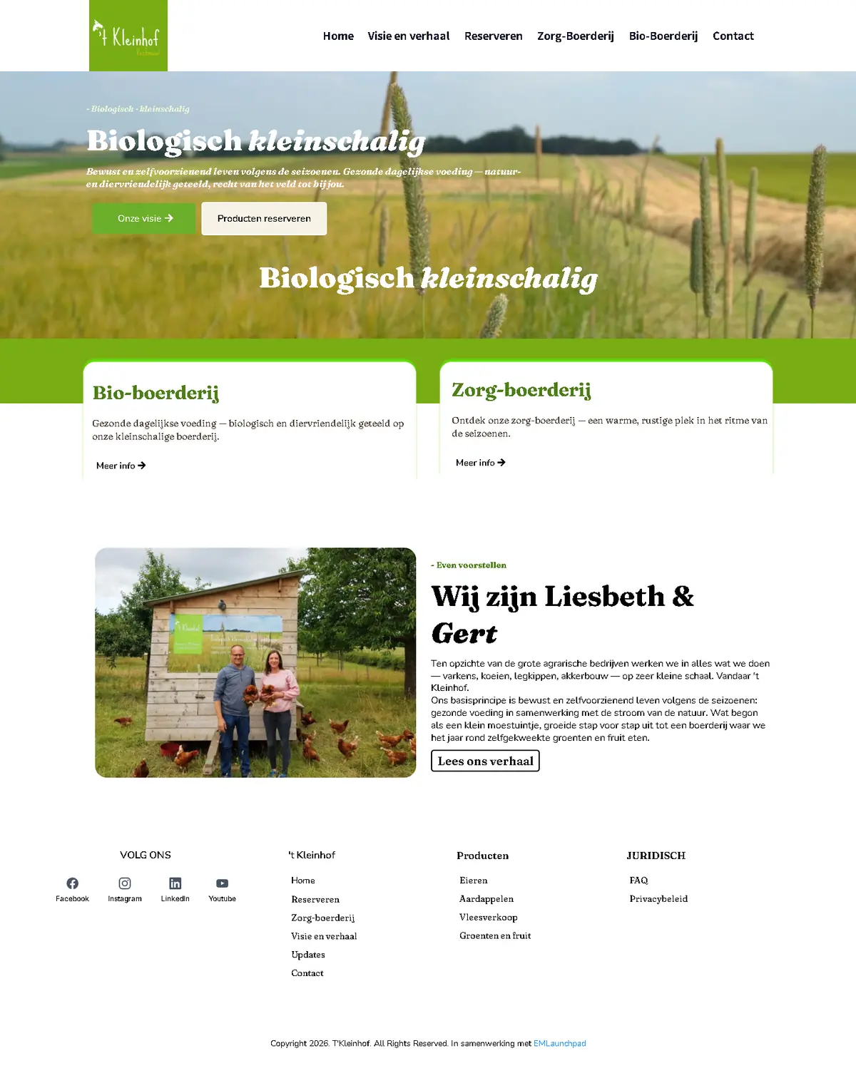 Startpagina van kleinhof.be: een graanveld met de kop Biologisch kleinschalig en twee blokken Bio-boerderij en Zorg-boerderij.
