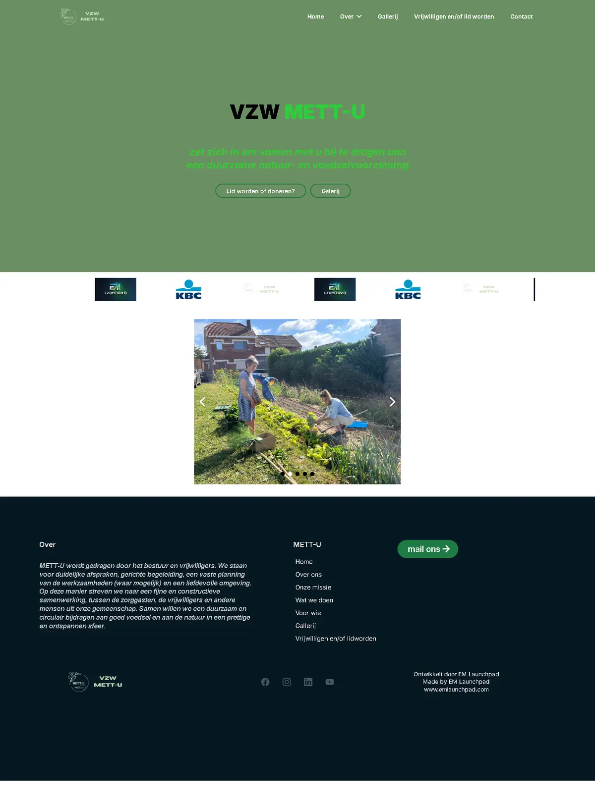 Startpagina van mett-u.be: een groene kop VZW Mett-U met twee knoppen en een foto van vrijwilligers in de moestuin.